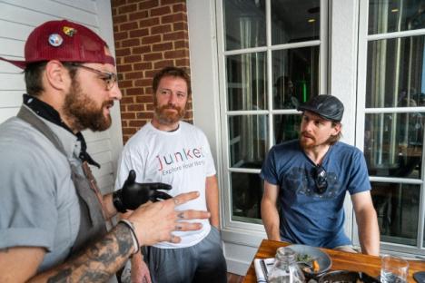 一位自豪的厨师讲述了他的美味创造，以及他是如何在这道菜中混合香料的。