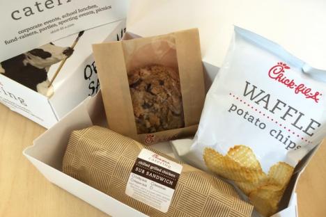 图为福来鸡盒饭和我们新推出的冰鲜烤鸡三明治(仅供订餐时使用)。这种三明治包括去骨鸡胸肉，用一种特殊的混合调味料腌制，烤成薄片，冷藏后放在杂粮法棍上。