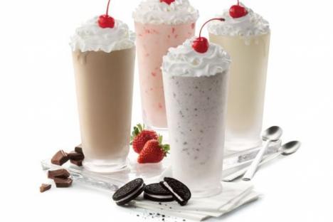 我们的奶油奶昔每次都是用传统的方式手工旋转的，以美味的Chick-fil-A冰梦®为特色，上面有鲜奶油和一个关键的樱桃。有香草，巧克力，草莓和饼干和奶油。