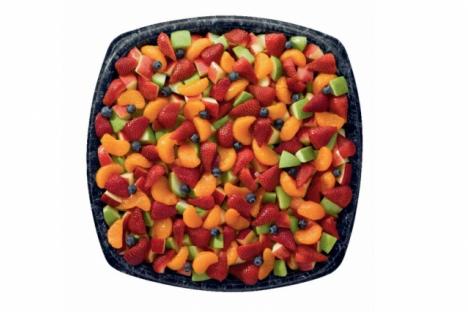 CFA水果托盘!它不仅漂亮，而且是一种口感极佳、营养丰富的水果组合，由柑桔片、新鲜草莓、蓝莓和红苹果和青苹果片制成，冷藏后食用，有两种尺寸可供选择。