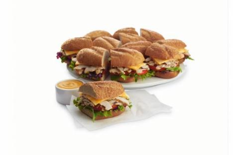 美味的添加到我们的餐饮菜单!冰镇烤鸡三明治(冰镇烤架只提供餐饮订单)。