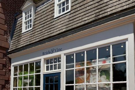 砖的侧门,葡萄树开到我们的花园中心,花园的口音,印花和礼物,庆祝威廉斯堡的季节变化。