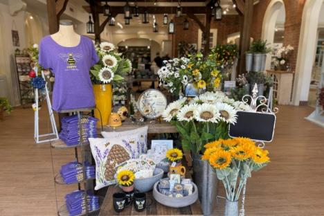 砖,葡萄树商店# 039;s侧门打开进入我们的季节性花园中心。在这里你会发现一个季节性的各式各样的花草,口音,在威廉斯堡和礼物来庆祝所有的季节。