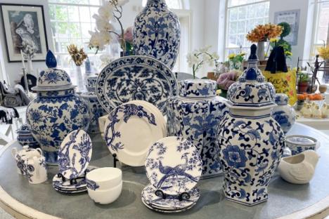 买流行的家乡口音受威廉斯堡的主题在砖的主要入口,葡萄树,这样的蓝白相间的进口陶瓷的集合。