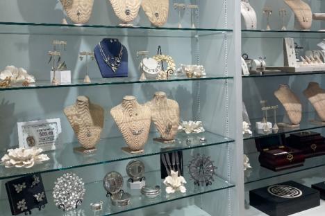 发现特别的珠宝礼物在砖和殖民地威廉斯堡的启发葡萄树,包括我们标志性的c波段银手镯,独家片段,和时尚风格灵感来源于我们的集合。雕刻是可用的。