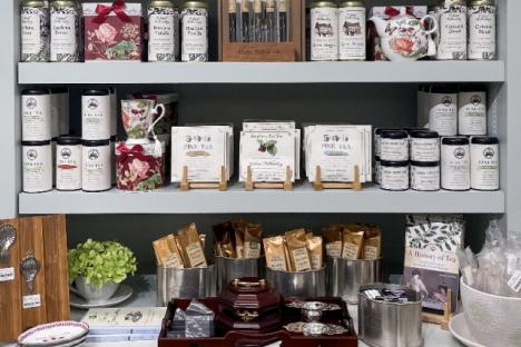 砖,葡萄树# 039;s酒馆区域的存储特性美味食品,饮料,厨房和桌面物品受到殖民地威廉斯堡。这# 039;完美的地方来填补一个礼品篮!