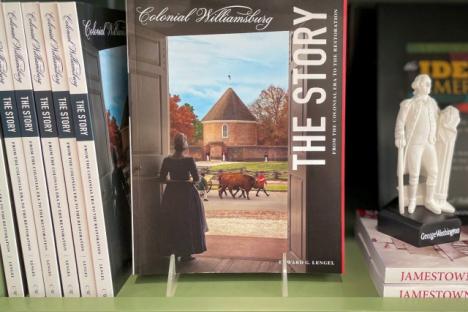 买书在砖和各种各样的主题葡萄树,包括殖民地威廉斯堡的官方出版物。