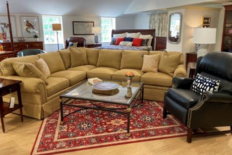 砖,葡萄树# 039;年代家具展厅二楼功能家具从美国制造商如欧文苏特,麦金利皮革,benner # 039;木工,谢里尔家具。